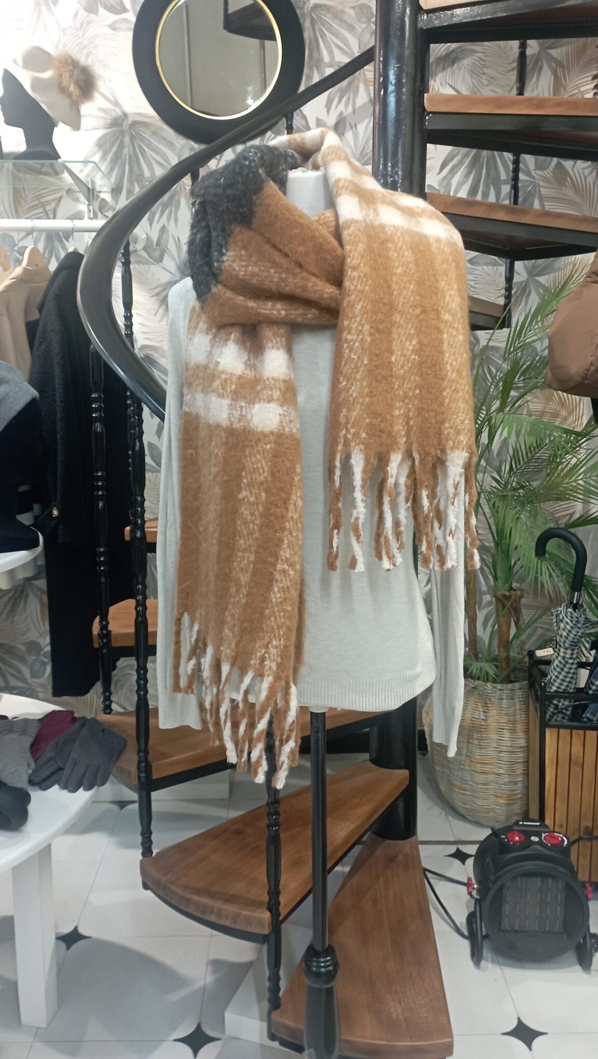 CHAL MANTA FLECOS BEIGE/NEGRO - 1